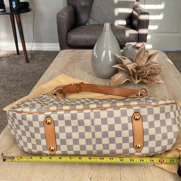 Louis Vuitton - Picture 2 of 10